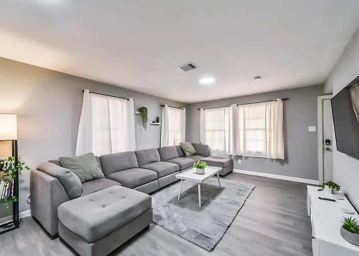 Comfy 5Br Holiday Home With Hot Tub, 10Min From Ngr Stadium